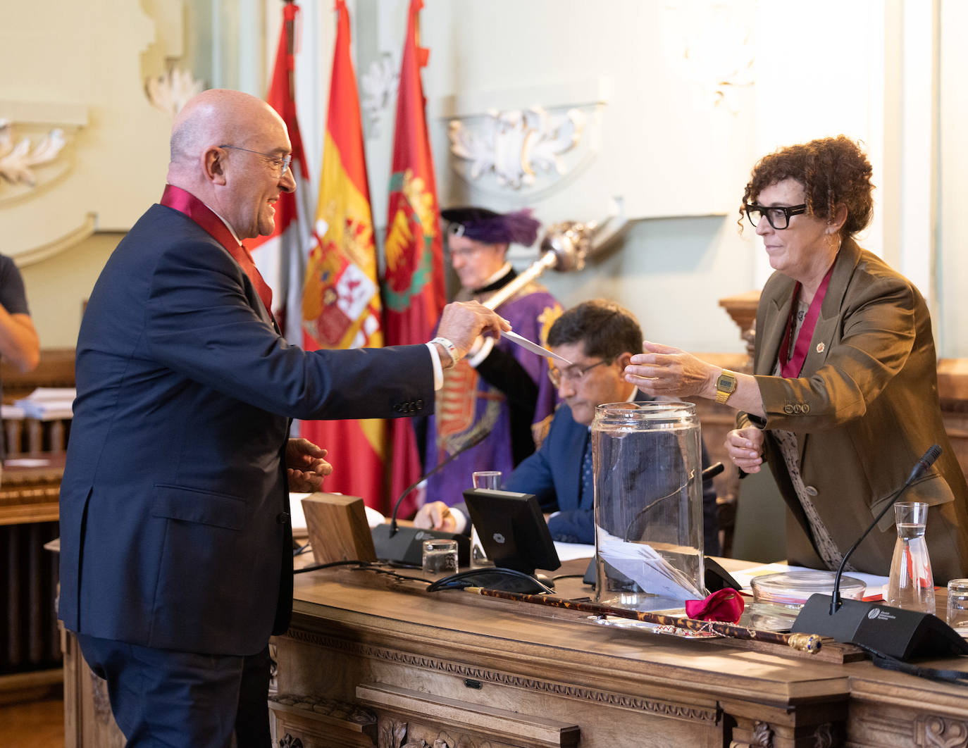 Jesús Julio Carnero, a la hora de votar alcalde.