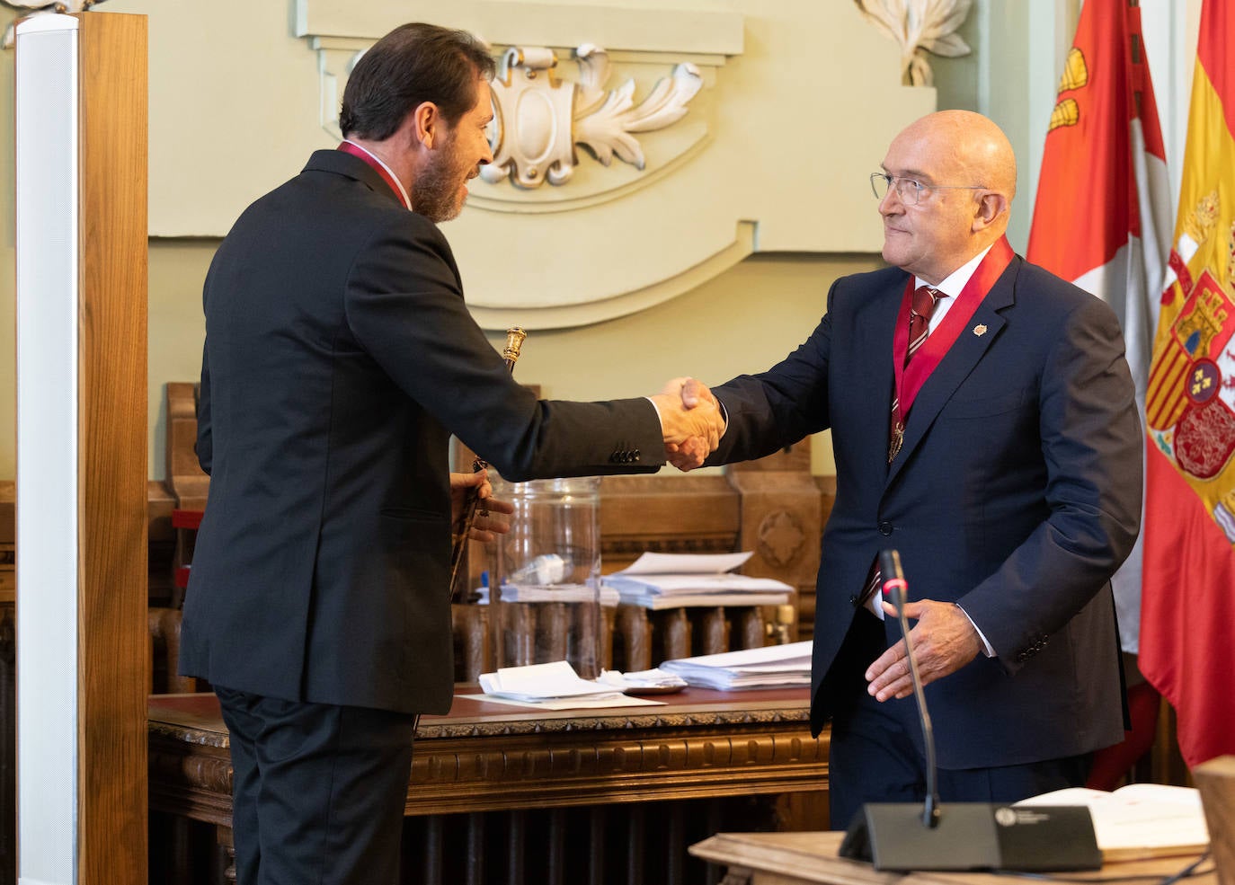 Óscar Puente y Jesús Julio Carnero se saludan instantes antes de que el primero haga entrega del bastón del mando del Ayuntamiento al segundo.