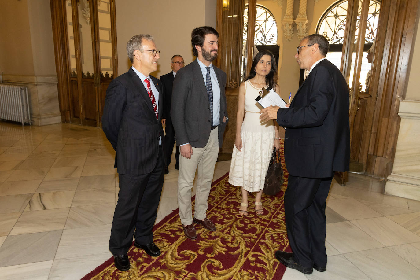 Mariano Veganzones, consejero de Industria, Comercio y Empleo de la Junta de Castilla y León, junto al vicepresidente del gobierno regional, Juan García Gallardo, y su directora de coordinación e interacción social Montserrat Lluís.