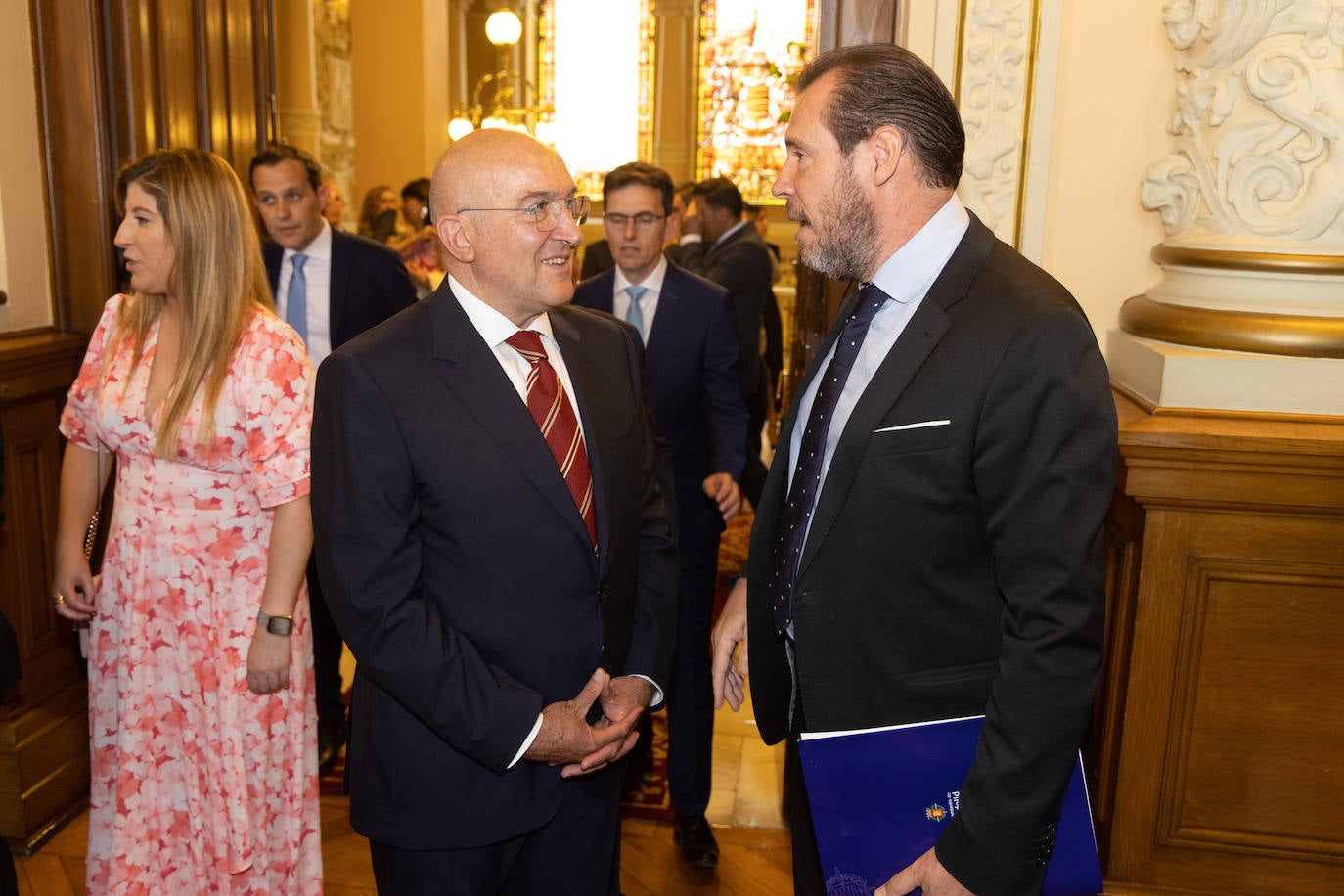 Jesús Julio Carnero charla con Óscar Puente antes del Pleno del Ayuntamiento.