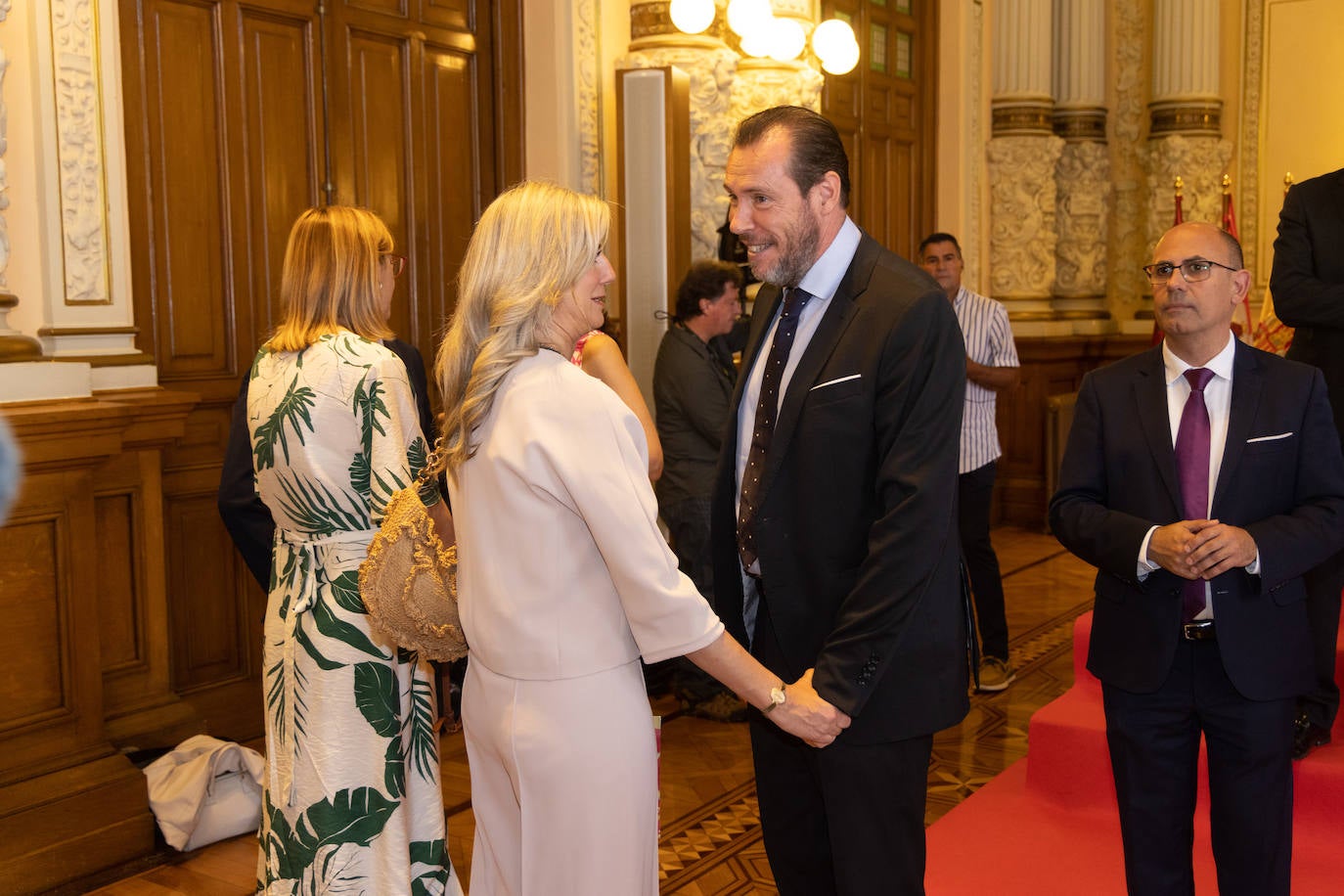 Irene Carvajal y Óscar Puente se saludan antes del pleno de investidura.