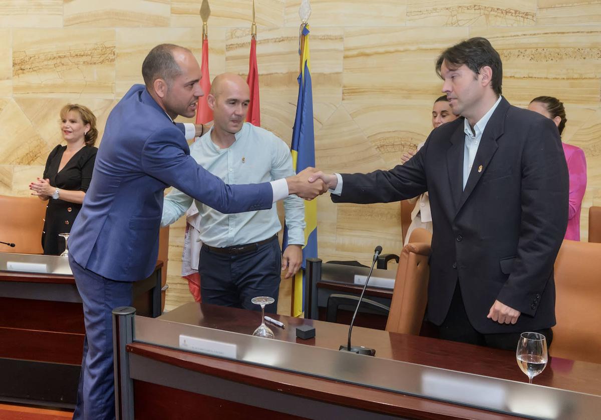 Samuel Alonso saluda a Tomás Menéndez durante el pleno de constitución del Ayuntamiento del Real Sitio.