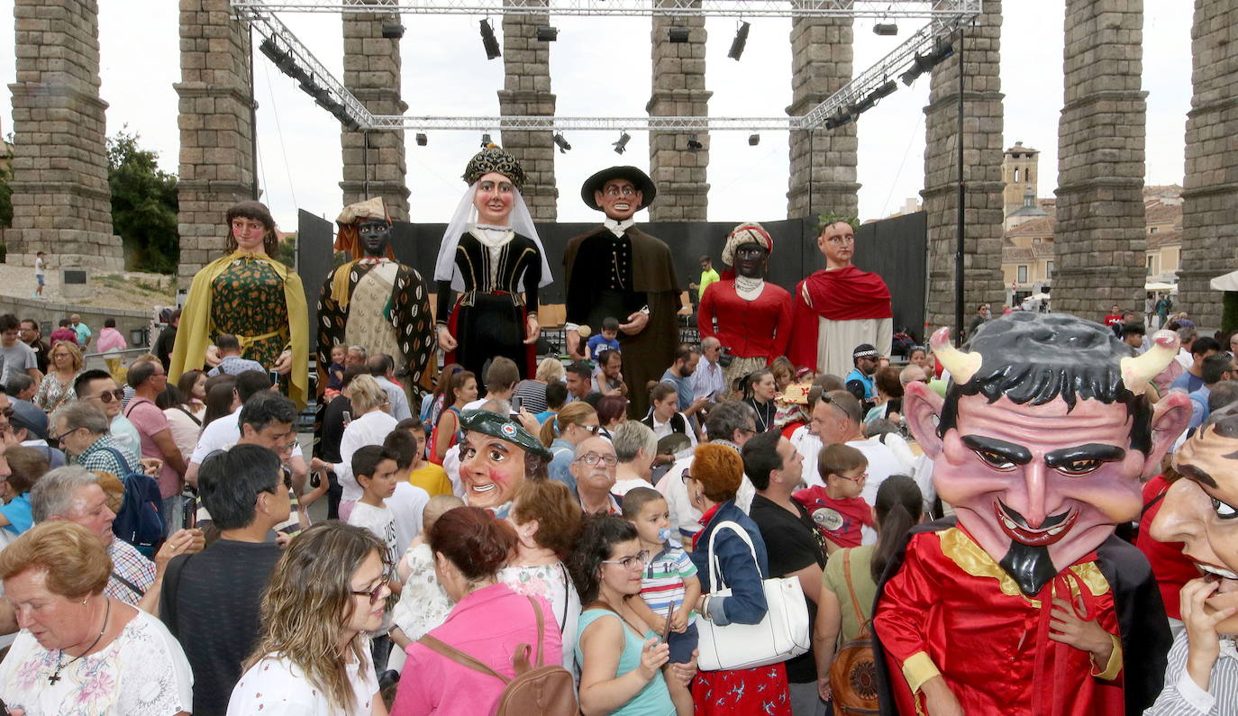 Gigantes y cabezudos durante unas fiestas de Segovia.