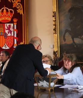 Imagen secundaria 2 - Arriba, miembros del equipo de gobierno del Ayuntamiento de Sepúlveda. Abajo, varios momentos de la sesión de constitución, como es la votación secreta del concejal de Vox.