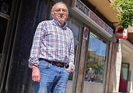 Miguel Martín Gómez, a la puerta del negocio familiar que iniciaron sus padres a mediados de los años cuarenta del siglo XX.