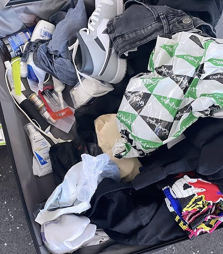 La maleta de Anuar, abierta y sin varios de los objetos que llevaba.