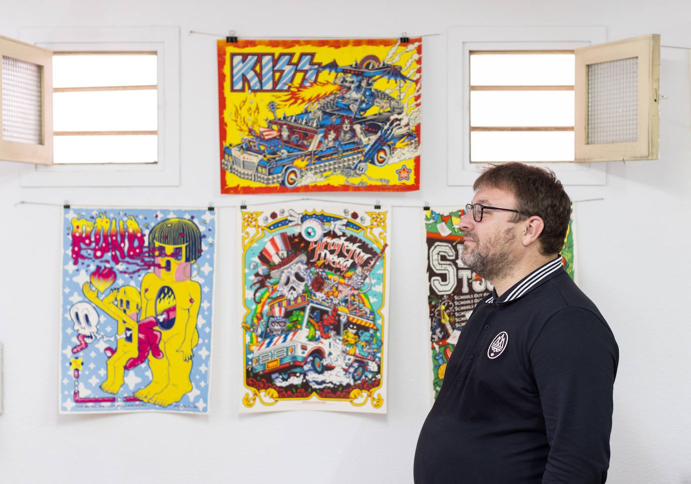 Dr Juanpa y María Simavilla muestran algunas de sus ilustraciones