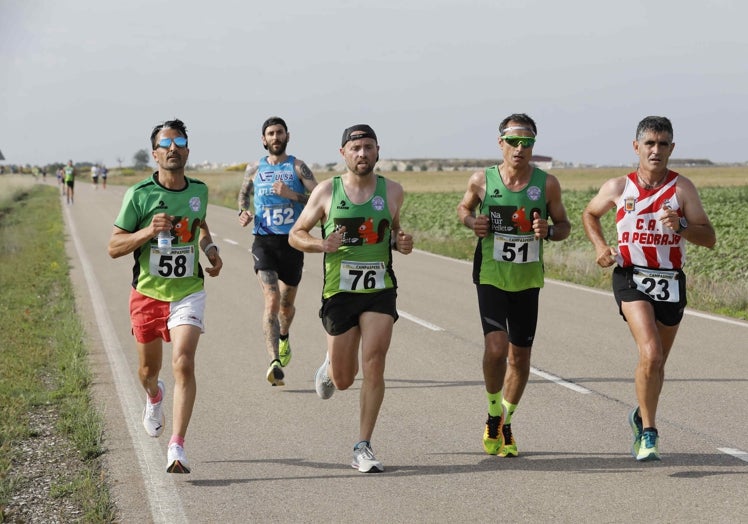 Atletas participantes en la parte del circuito que recorría las canteras de la localidad.