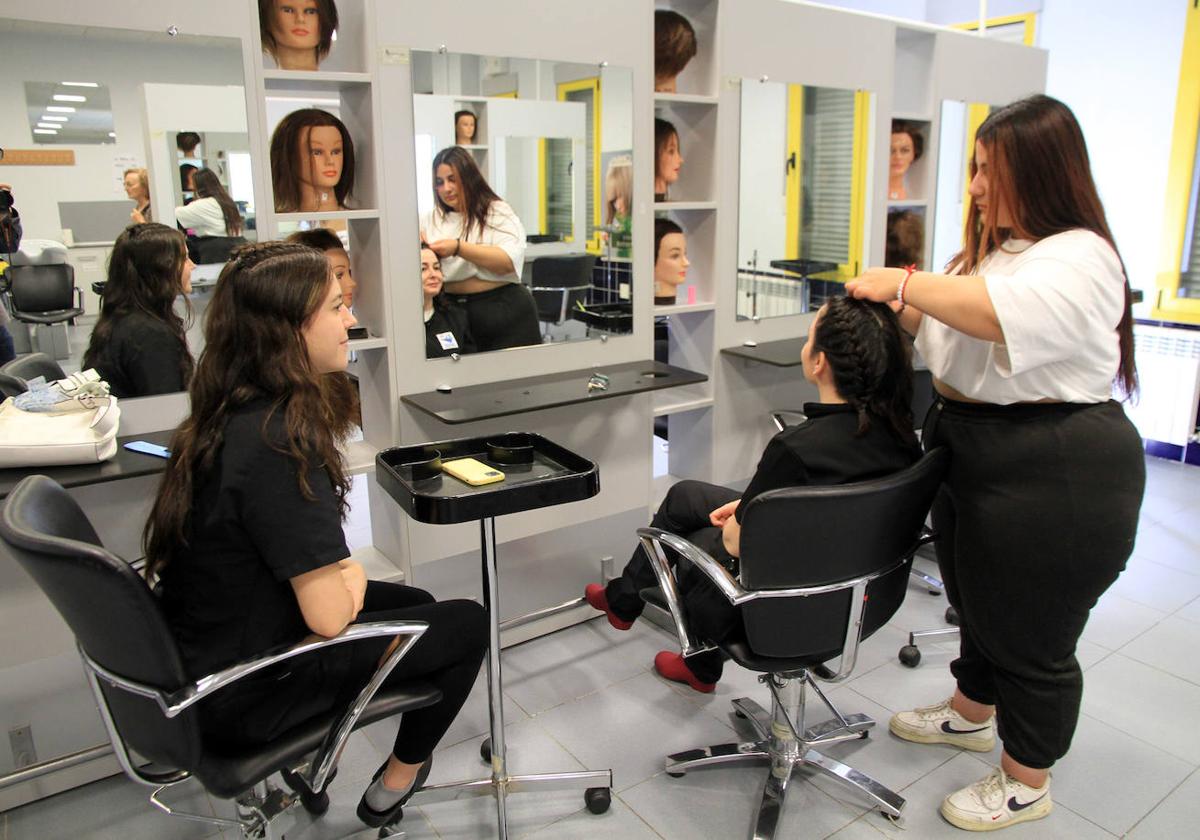 Estudiantes del centro integrado de Formación Profesional Felipe VI en una de las clases de Peluquería y Estética.