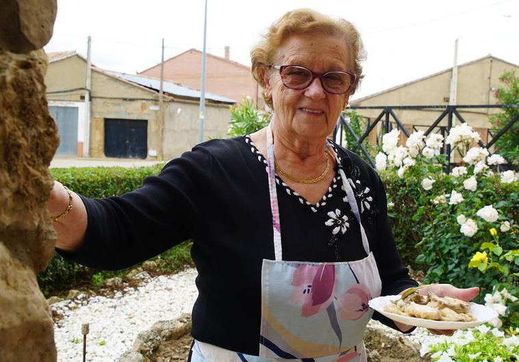 Geña Delgado mostrando el resultado de su fabuloso Pollo en Pepitoria a la antigua usanza