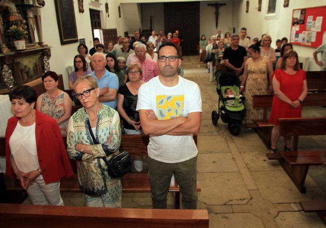 Asistentes a la misa dominical en la parroquia de San Lorenzo.