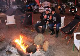 Asistentes en torno a una hoguera en la zona de acampada de los motociclistas en la última edición de La Leyenda Continúa.