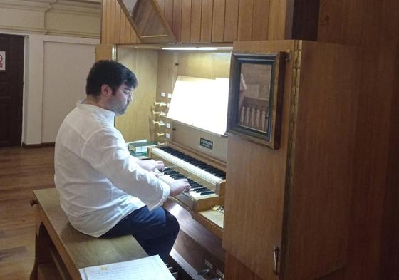 Jesús Ruiz, en el órgano del Santuario de Valladolid.