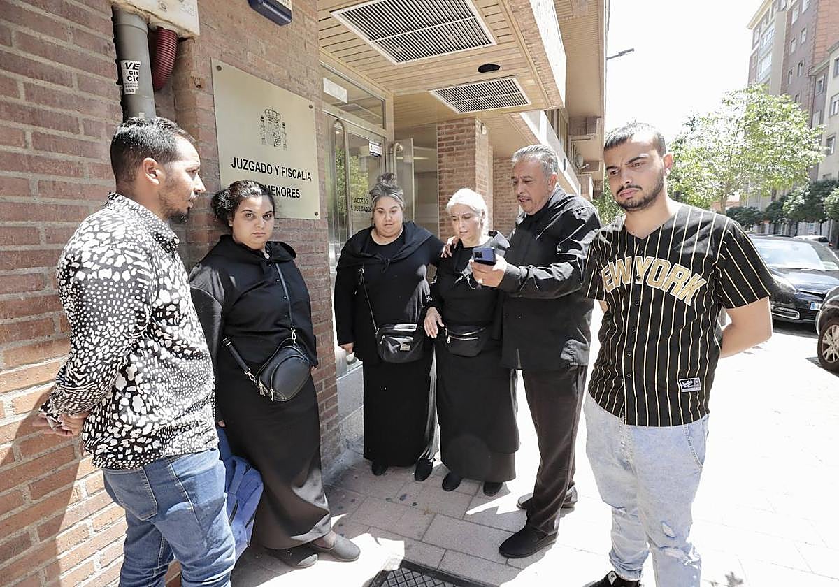 La familia del menor agredido, a la salida de la vista en el Juzgado de Menores.