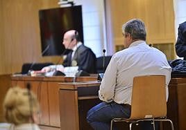 El acusado responde a las preguntas del fiscal durante el juicio en la Audiencia.