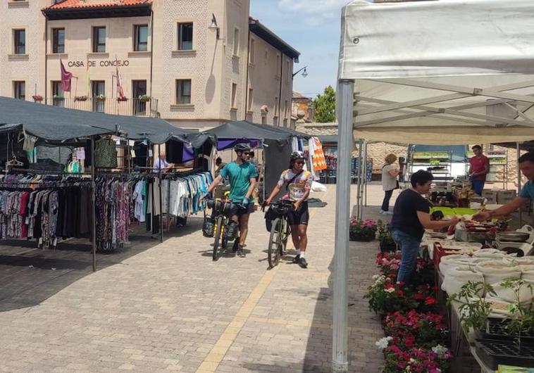 Varias personas pasean por el mercado de Cantalejo, en la plaza de España.