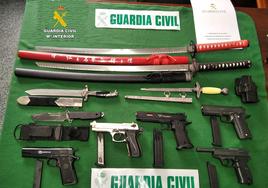 Armas intervenidas al detenido por la Guardia Civil.