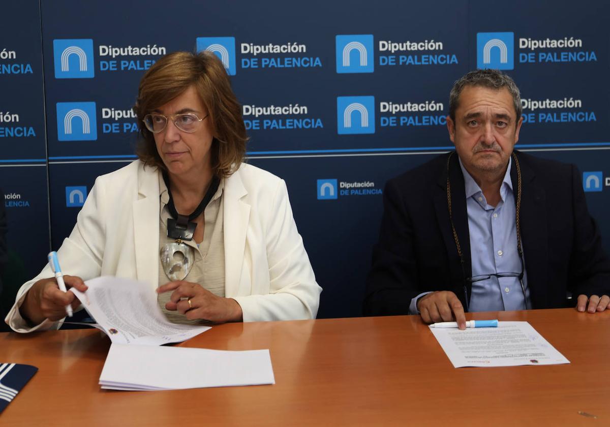 La presidenta en funciones de la Diputación, Ángeles Armisén, con el presidnete d ela Cámara, Conrado Merino.