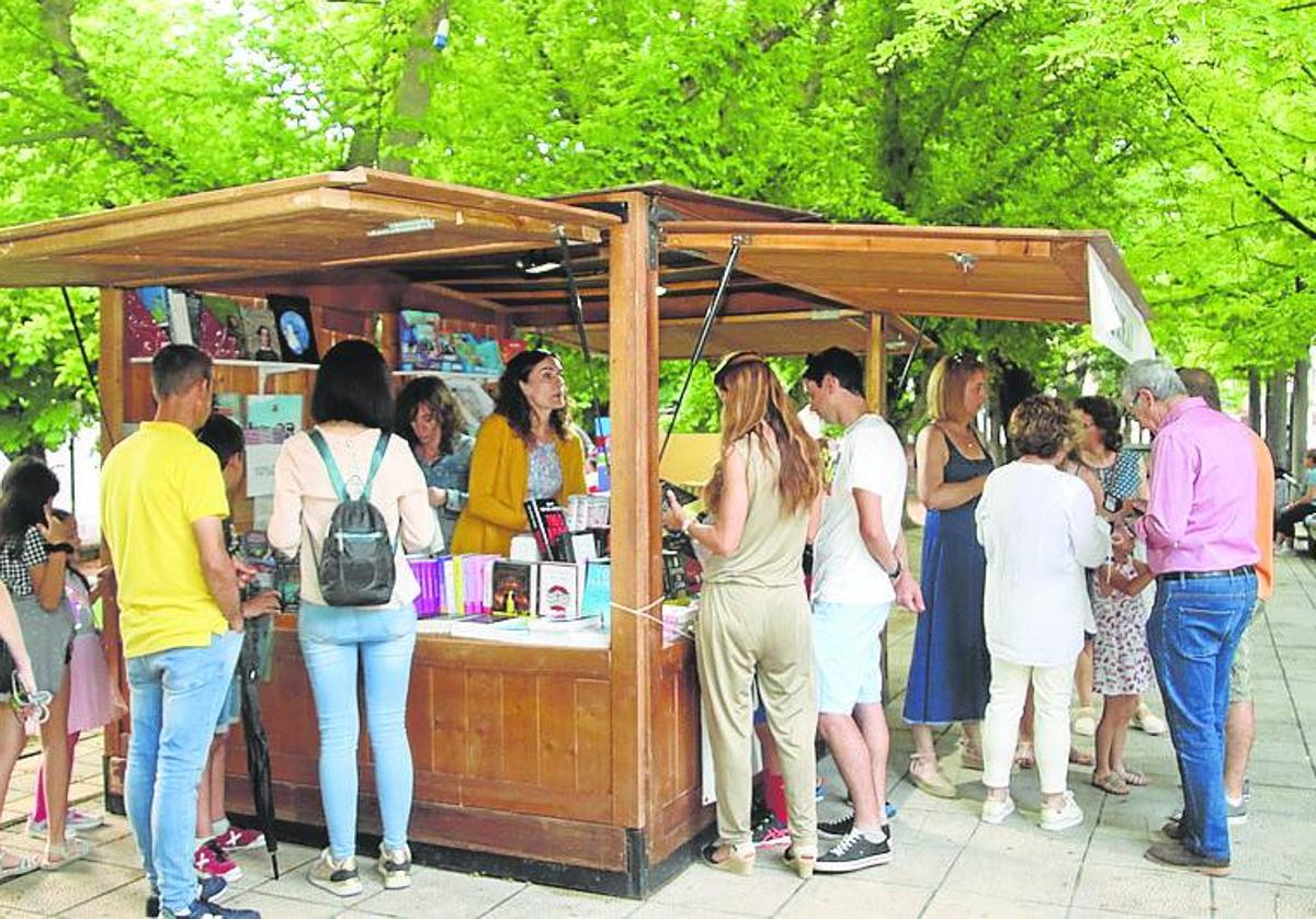 Visitantes en una de las casetas de la Feria del Libro de Cuéllar.