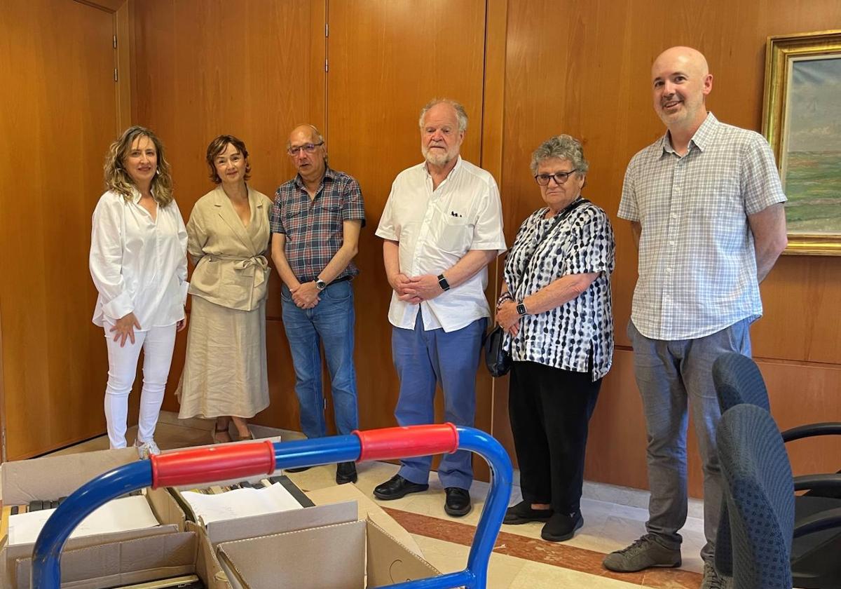 William Chislett, cuarto por la izquierda, junto a representantes de la Universidad de Valladolid.