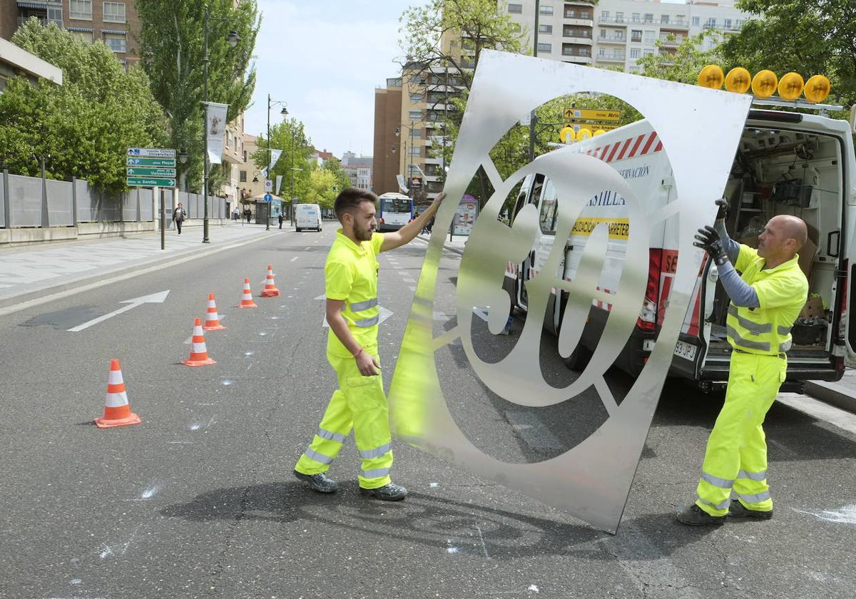 Los operarios pintan los ciclocarriles de Poniente durante su despliegue en 2017.