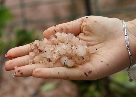 Imagen secundaria 1 - Arriba, jóvenes de camino al instituto. Abajo, bolas de granizo de gran tamaño y un retrete de la residencia de ancianos atascado por el hielo.