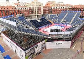 Imagen del montaje que supone instalar el graderío y pista central en la plaza Mayor de Valladolid.