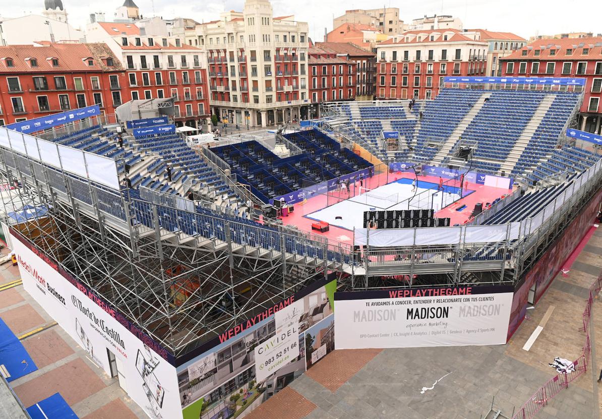 Imagen del montaje que supone instalar el graderío y pista central en la plaza Mayor de Valladolid.