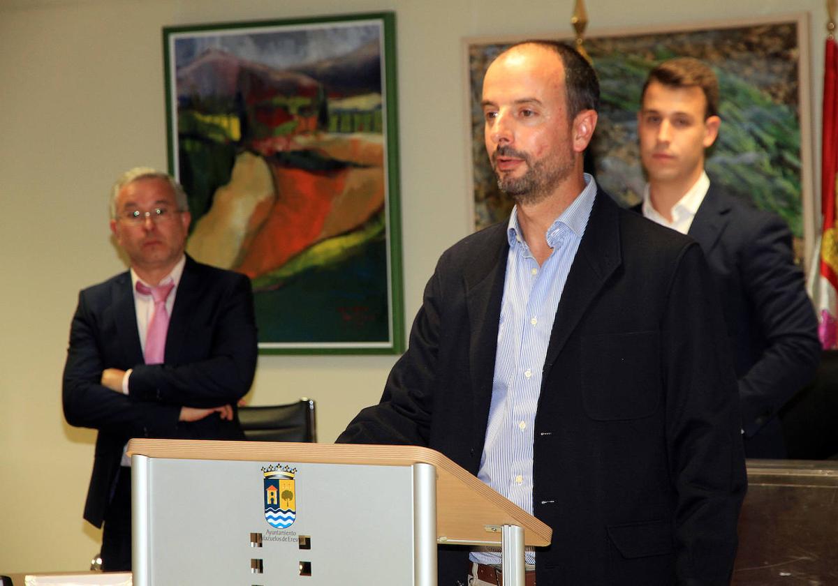 Juan José Martín Sevillano toma posesión de su cargo en el pleno de investidura ante la mirada de Jaime Villalba, detrás del edil de Municipio Unido.