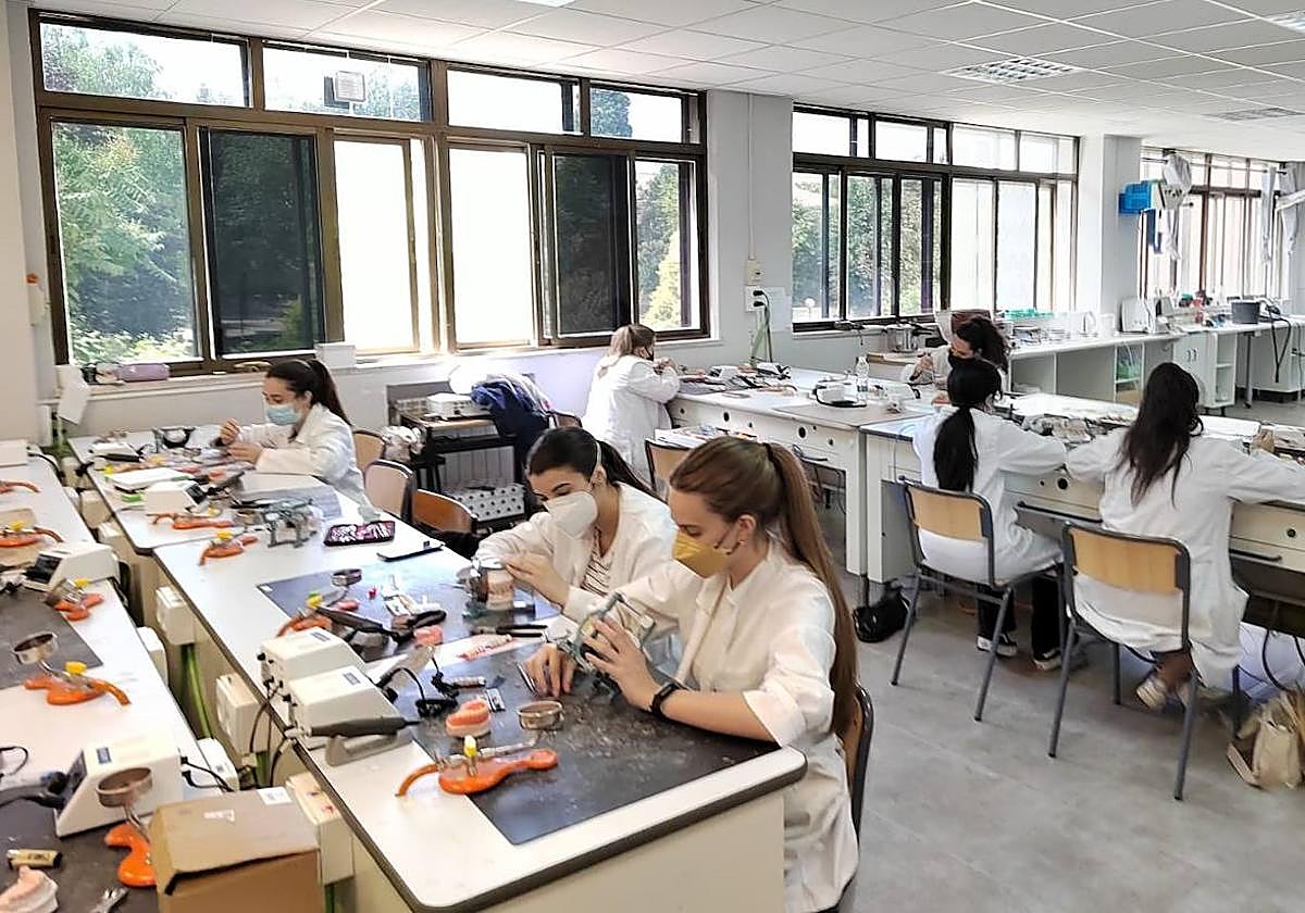 Taller del ciclo de Prótesis Dentales que se imparte en San Viator.