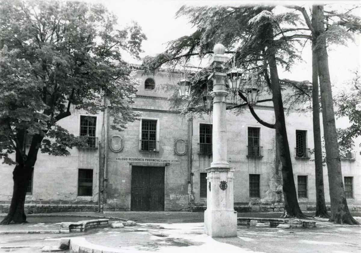 La plaza de la Trinidad en los años 80 del siglo XX, con la fachada del Palacio de los Condes de Benavente.