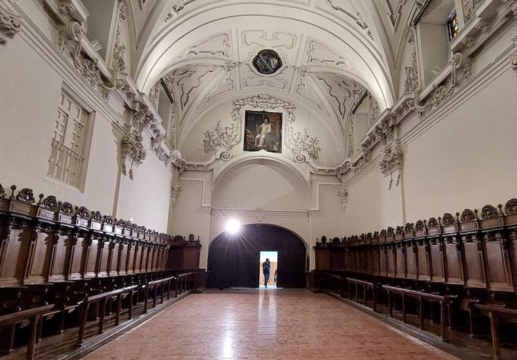 Imagen principal - Arriba, el coro del convento de San Quirce. Debajo, a la izquierda, el coro del convento. A la derecha, bodega del edificio de Las Donas.