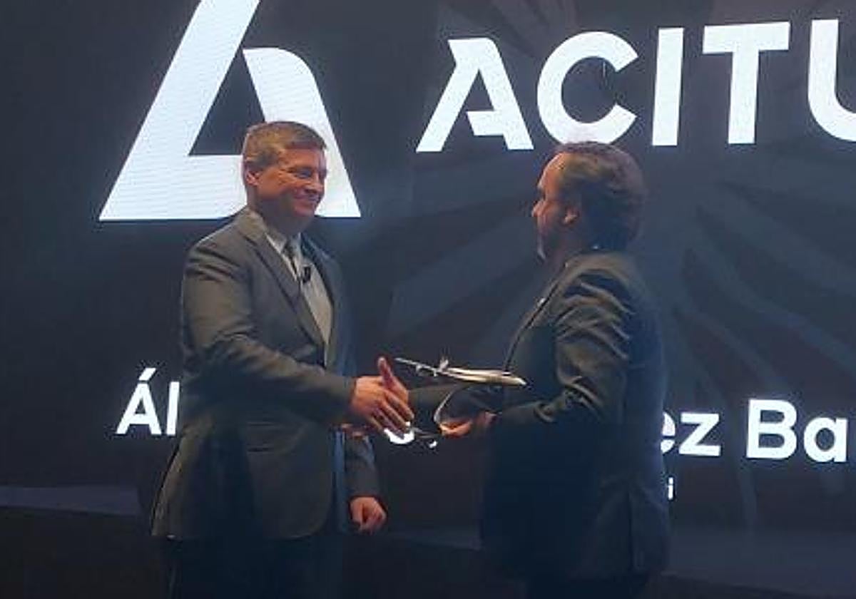 Álvaro Fernández Baragaño (dcha), CEO de Aciturri, saluda al fundador y CEO de Boom Supersonic, Blake Scholl.