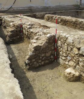 Imagen secundaria 2 - Vista general de la excavación arqueológica realizada en 2020 y muros, debajo a la derecha, de la panda sur del claustro del convento.