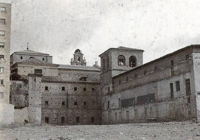 Confluencia del palacio del conde de Benavente, con la configuración original de las torres, y de la iglesia de San Nicolás (antiguo convento de los Trinitarios).