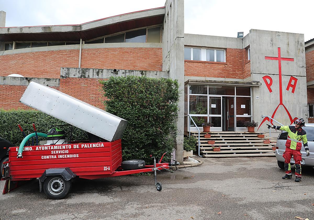 Los bomberos preparan una de las bombas de agua en los Barnabitas.