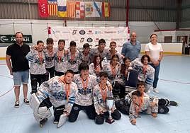 La plantilla alevín del CPLV con sus entrenadores.