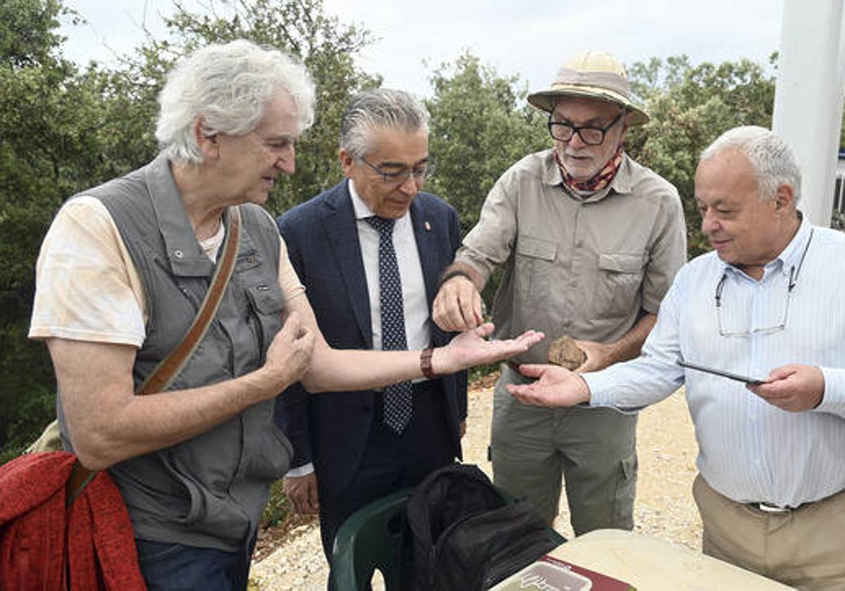 Arsuaga, Carbonell y Santonja, en el yacimiento de Atapuerca.