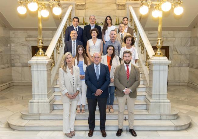 Los catorce concejales del PP y Vox posan en la escalera que da acceso a la planta principal del Ayuntamiento.