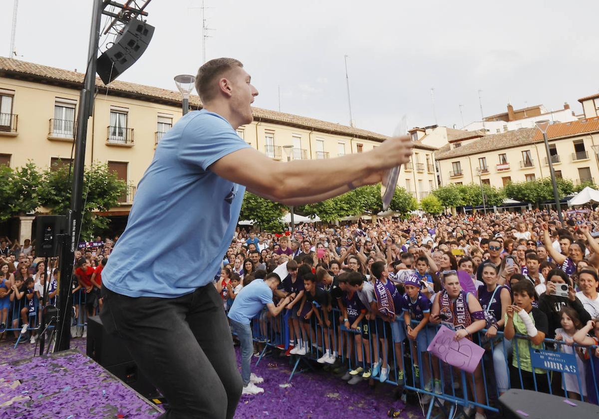 Tanner McGrew jalea a los aficionados de Zunder sobre la tarima dispuesta a los pies del Ayuntamiento.