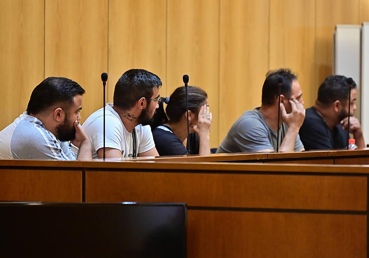 Los cinco acusados, de una misma familia, en el Audiencia de Valladolid.