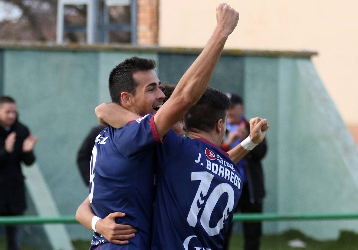 Diego Gómez levanta el brazo y aprieta el puño en la celebración de un gol esta temporada.