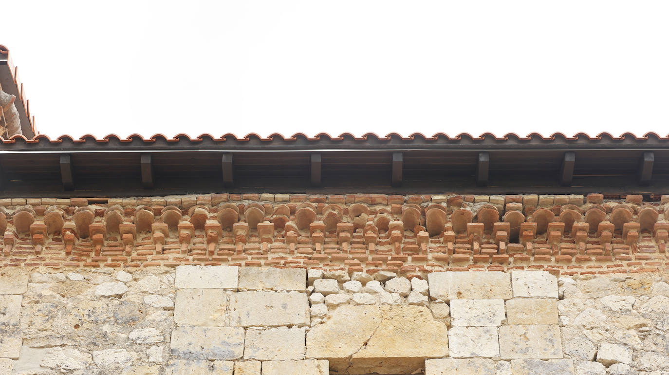 El exterior del Monasterio de Ampudia luce como antes del incendio