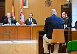 El acusado de distribuir material pedófilo, en la Audiencia de Valladolid.