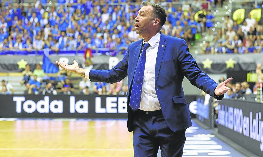 El entrenador segoviano da instrucciones en un partido.