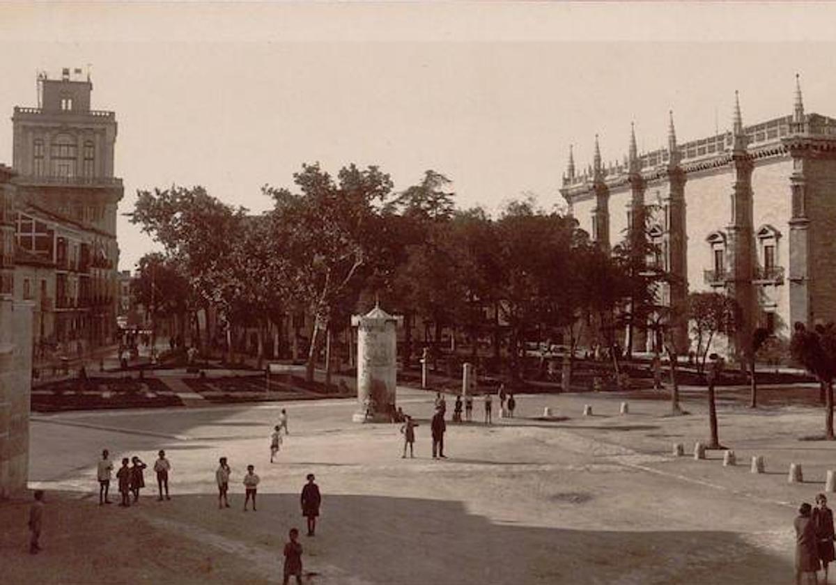 Plaza de Santa Cruz. A la izquierda, la torre del Observatorio Astronómico de la Universidad de Valladolid; a la derecha, el Palacio de Santa Cruz.