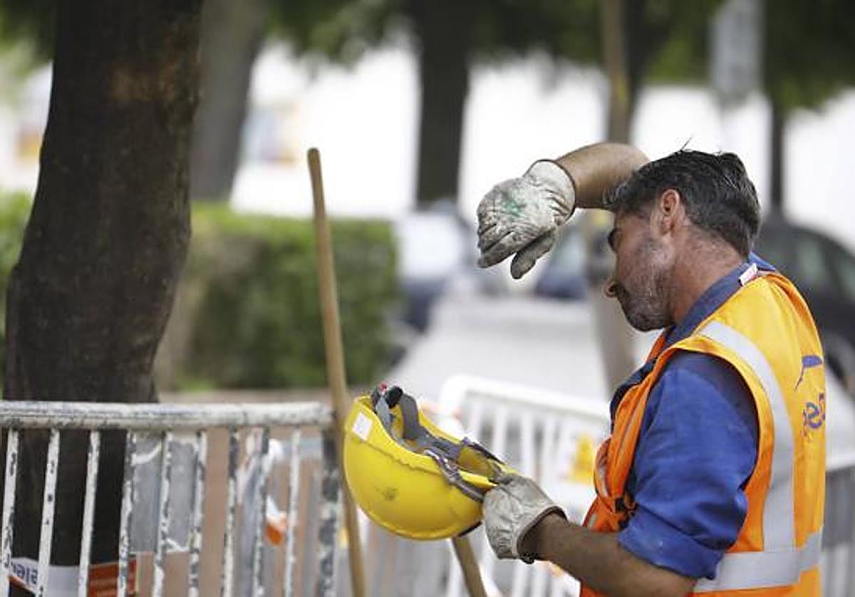 Un trabajador de la construcción en una obra.