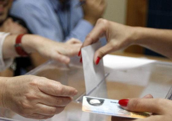 Una mujer vota en las pasadas elecciones municipales.