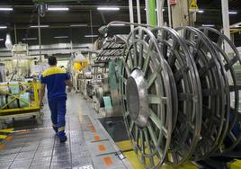 Un trabajador de la factoría de Michelin en Valladolid.