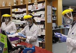 Trabajadores de una farmacia palentina, en pleno estado de alarma, en abril de 2020.